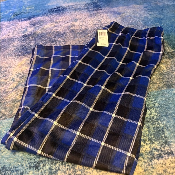 Men’s Izod Blue and Black Plaid Lounge Pants - Picture 3 of 6